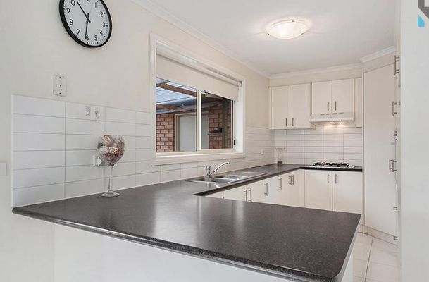 4 Ferntree Walk, Roxburgh Park