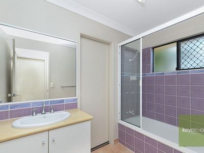 8 Santiago Court, Mount Louisa