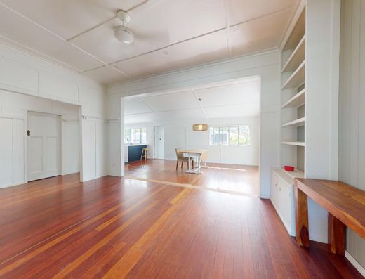 Quirky Queenslander with Studio/home office image 3