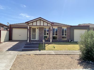2 / 8 Ella Court, Hoppers Crossing