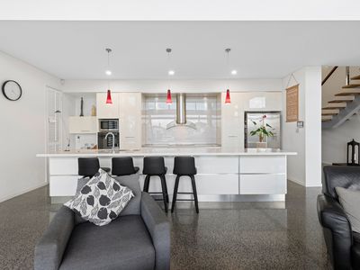 8 Carling Court, Raby Bay