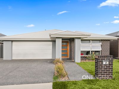 37 Honeybee Crescent, Calderwood