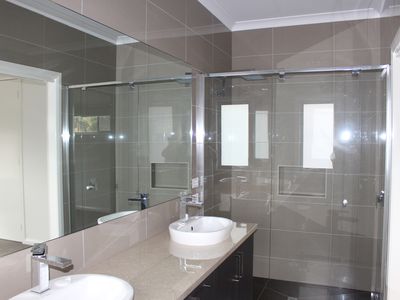 2 Holyrood Avenue, Newtown