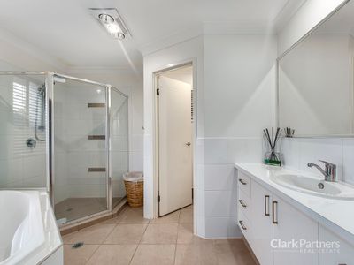 5 Curlew Court, Warner