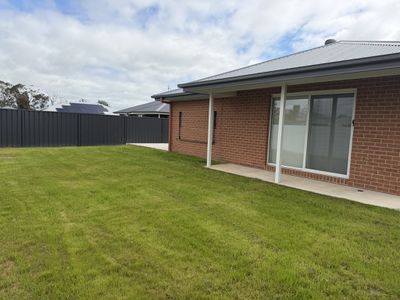28 Lewis Crescent, Finley