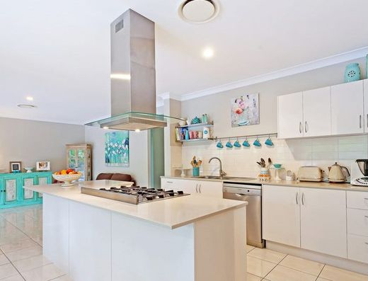 Spacious Hinterland Family Home with Pool image 2