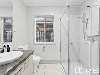 10 Brolin Terrace, Cranbourne North