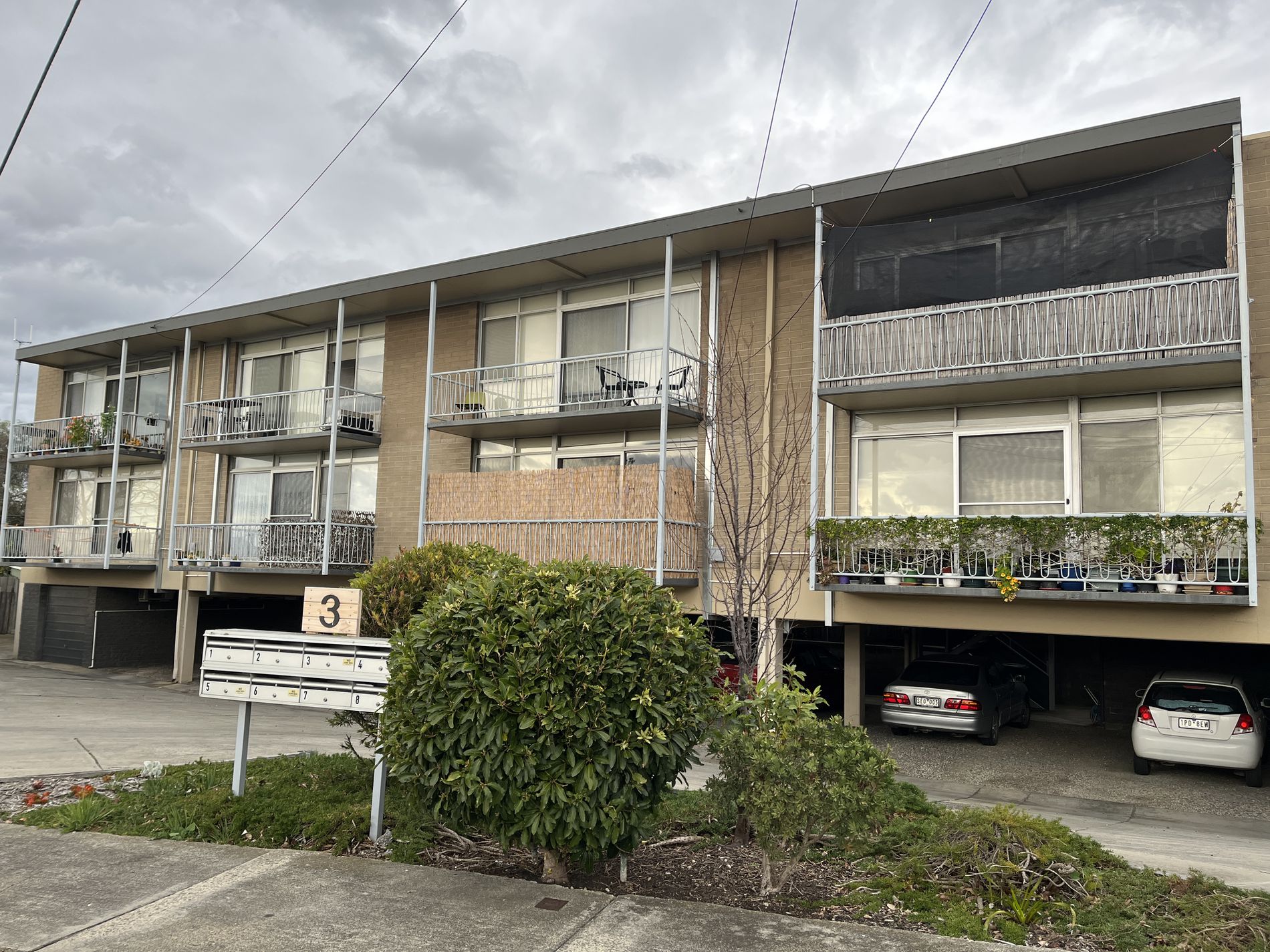 3 / 3 East Court, Newcomb