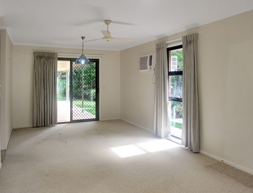 Great Family Home + Location image 4