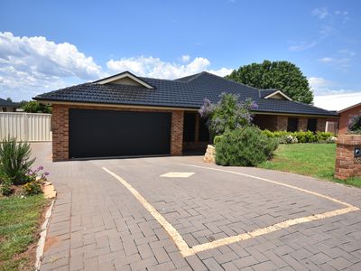25 Lakeside Circuit, Dubbo