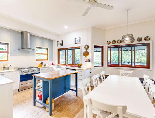 Renovated Queenslander - A Minute Walk to the Lake image 10