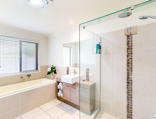 Immaculate Home with Side Access & Short Walk to Town image 15