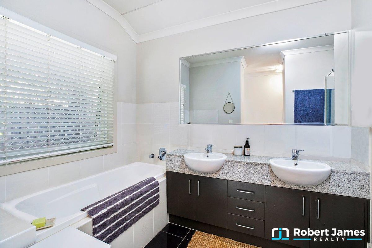8/2 Lake Weyba Drive, Noosaville