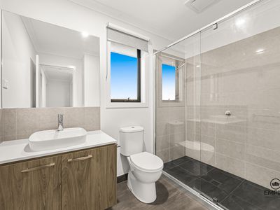 7 Crescendo Boulevard, Clyde