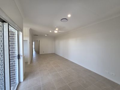 2/243 Settlers Boulevard, Chisholm