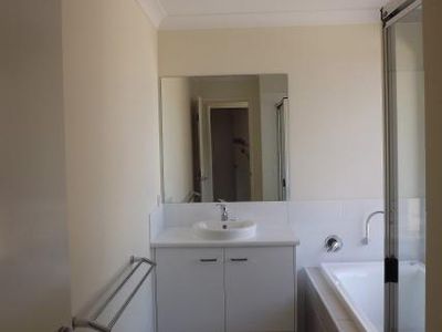 25 Lorikeet Parade, Dakabin