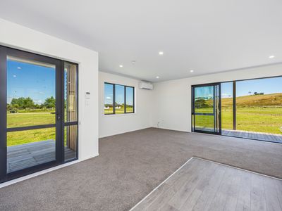 1514 Run Road, Tapora