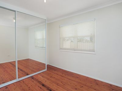 2 / 4 Banksia Avenue, Windang