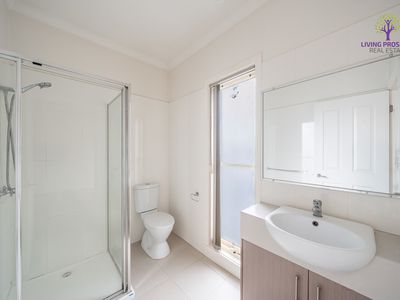 1 / 3 Buckingham Drive, Werribee