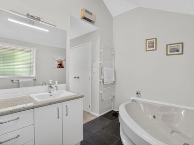 70 Beach Road, Castor Bay