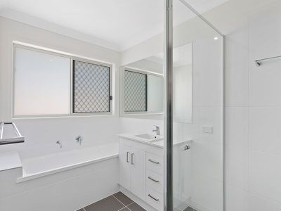 5 Apple Berry Avenue, Coomera