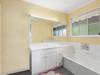 1 Maple Avenue, Mapleton