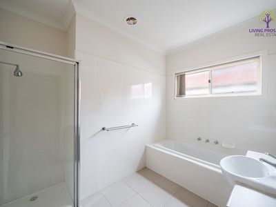 1 / 3 Buckingham Drive, Werribee