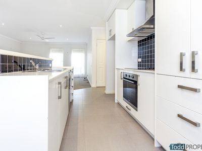 2 / 40 Playne, Heathcote