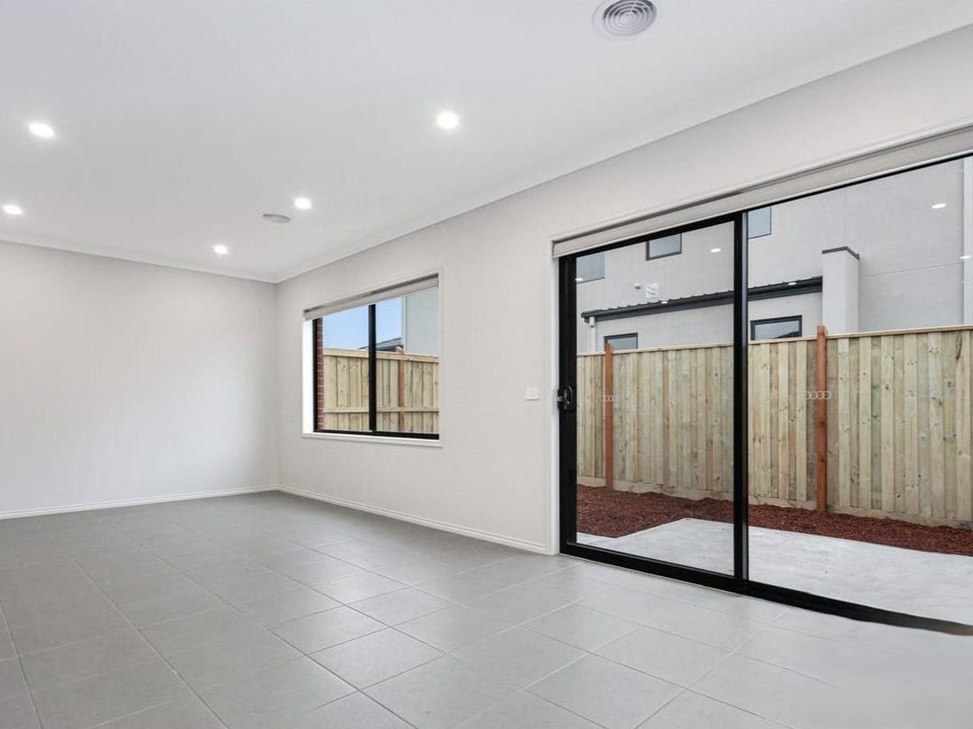 2 Yard Street, Mambourin