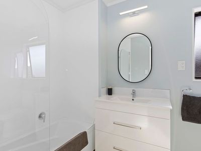 28 De Menech Grove, Avalon