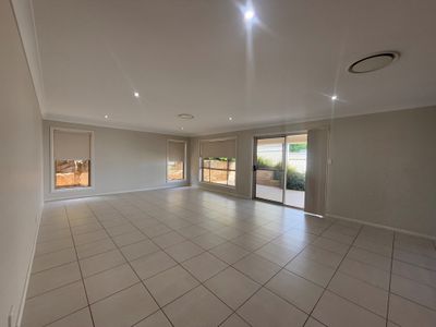 1 / 12 Lilydale Terrace, Dubbo