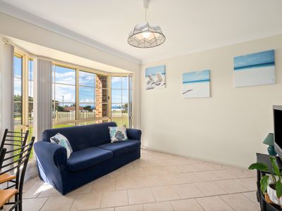 22 Sunset Strip, Manyana