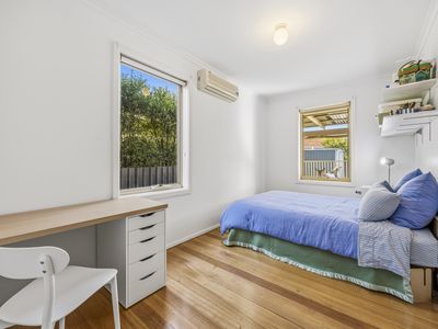 8 Fidge Crescent, Breakwater