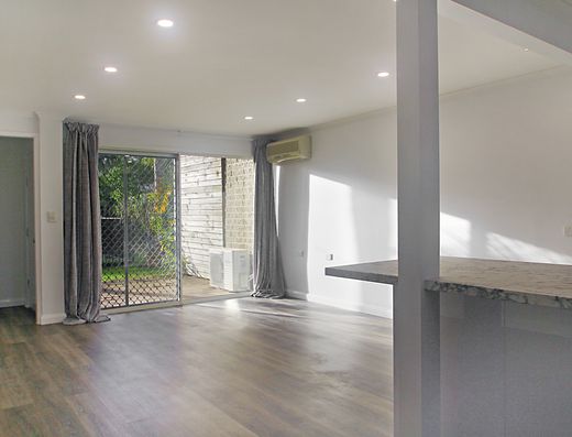 Renovated townhouse close to beach image 4