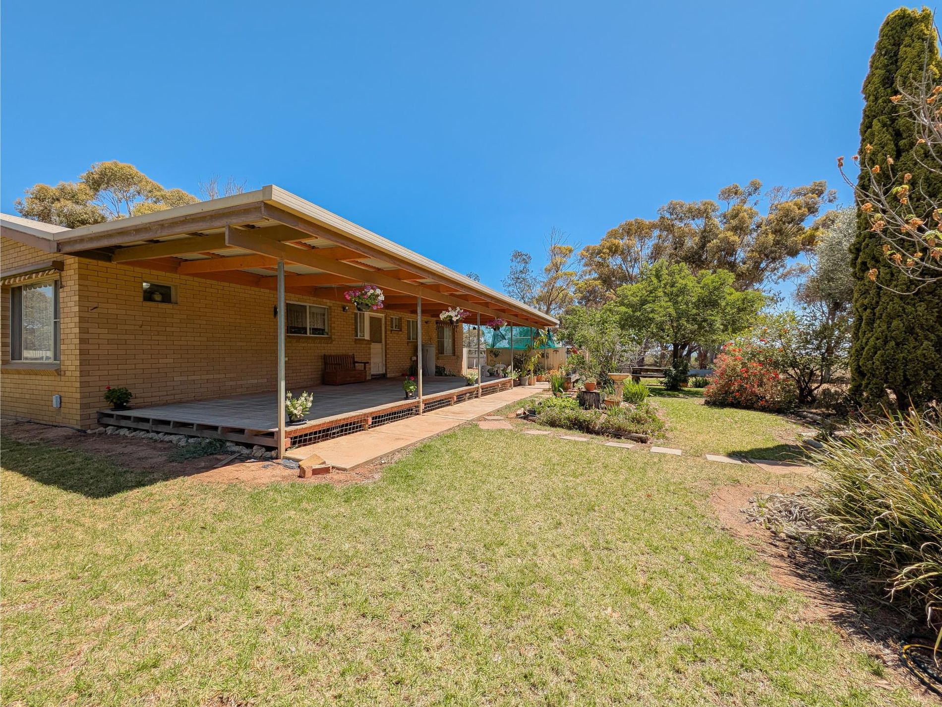 1947 Murray Valley Highway, Lake Charm