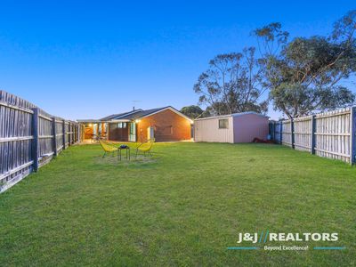 8 Wills Court, Cranbourne North