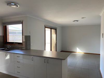 16 Maple Crescent, Hoppers Crossing
