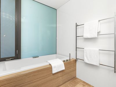 1 / 8 Mounts Bay Road, Crawley