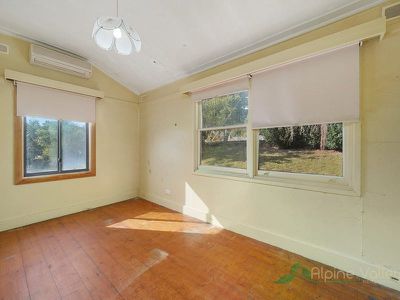26 Lakeside Avenue, Mount Beauty