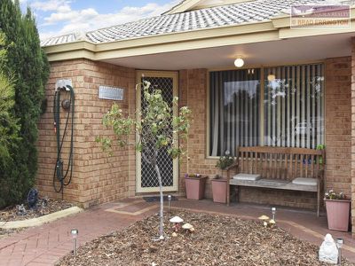 13 Wade Square, Stratton