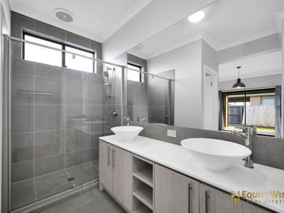 17 Rondo Drive, Manor Lakes
