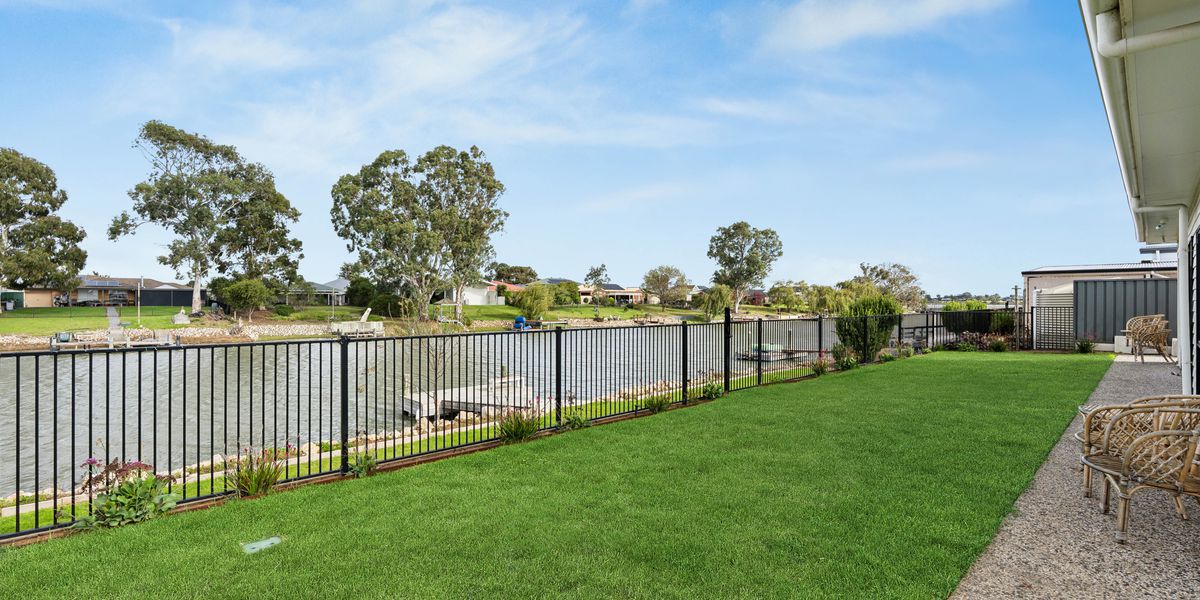 Holiday home in the Wellington Marina with private pontoon