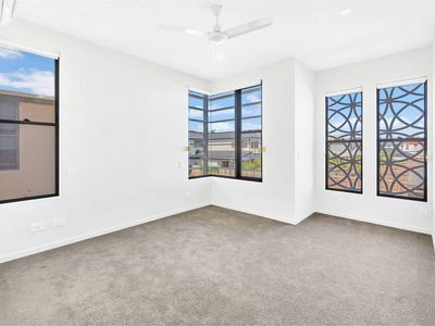 16 / 37 Sickle Avenue, Hope Island
