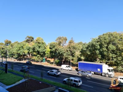 unit 201 / 20 Queens Road, Melbourne