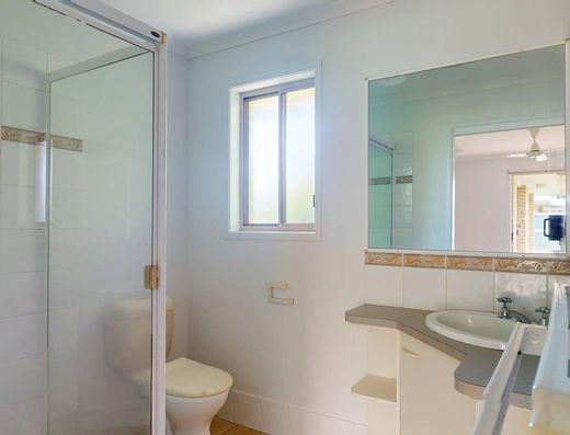 Noosaville 4 Bedroom Home image 8
