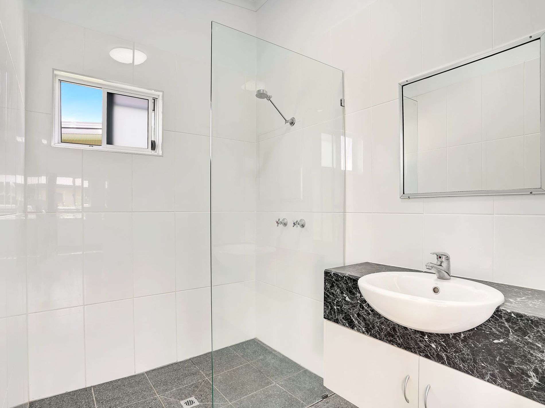 27 Meyer Ave, Wangan