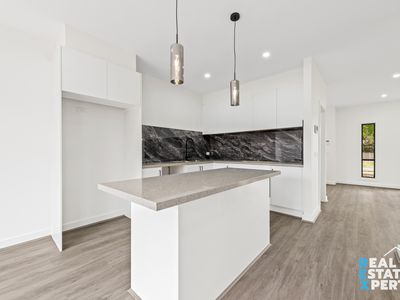 2 / 7 Young Road, Hallam