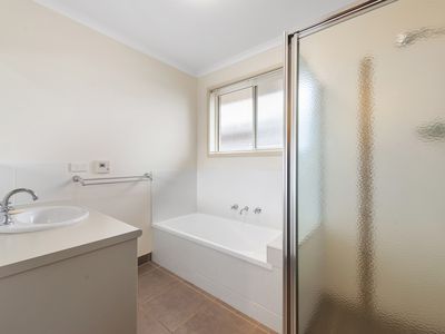 6 Langholme Court, Sale