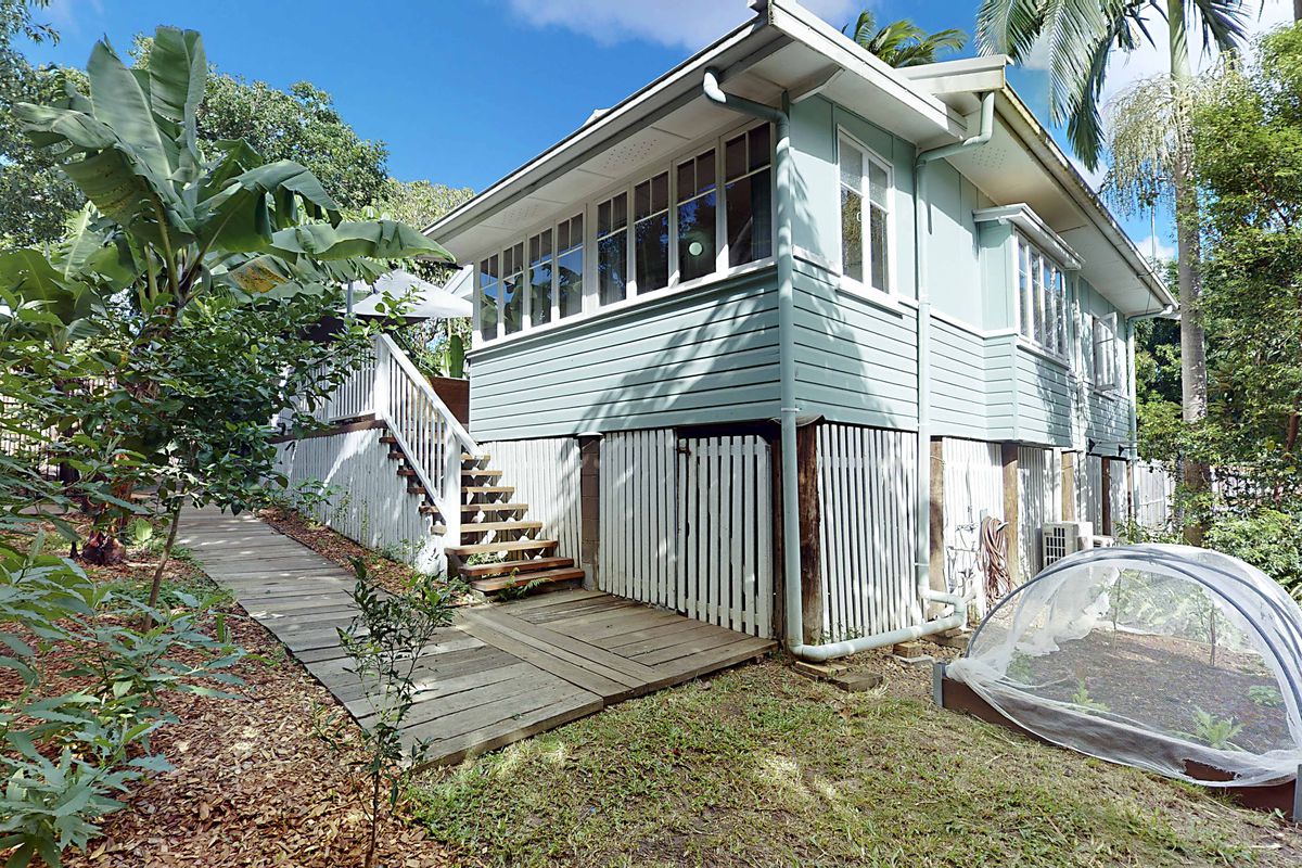 2 Lake View Dr, Tewantin