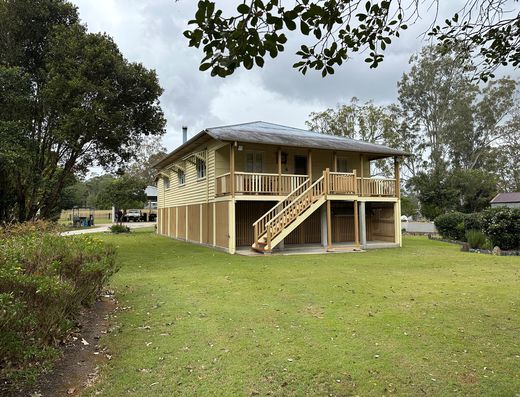 Rare lifestyle 10.62 ha in the very heart of Woodford